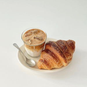 bánh croissant Pháp giòn xốp thơm bơ hấp dẫn